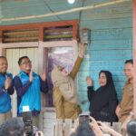 LISTRIK PLN Bupati Berau, Sri Juniarsih menekan meteran kWh Program Light Up The Dreams di salah satu rumah keluarga prasejahtera di Sungai Buntu Limunjan, Kecamatan Sambaliung, Selasa (21/10/2025) pagi.