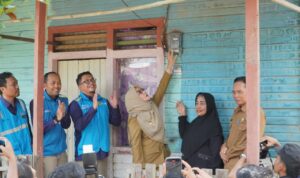 Bupati Berau, Sri Juniarsih menekan meteran kWh Program Light Up The Dreams di salah satu rumah keluarga prasejahtera di Sungai Buntu Limunjan, Kecamatan Sambaliung, Selasa (21/10/2025) pagi.