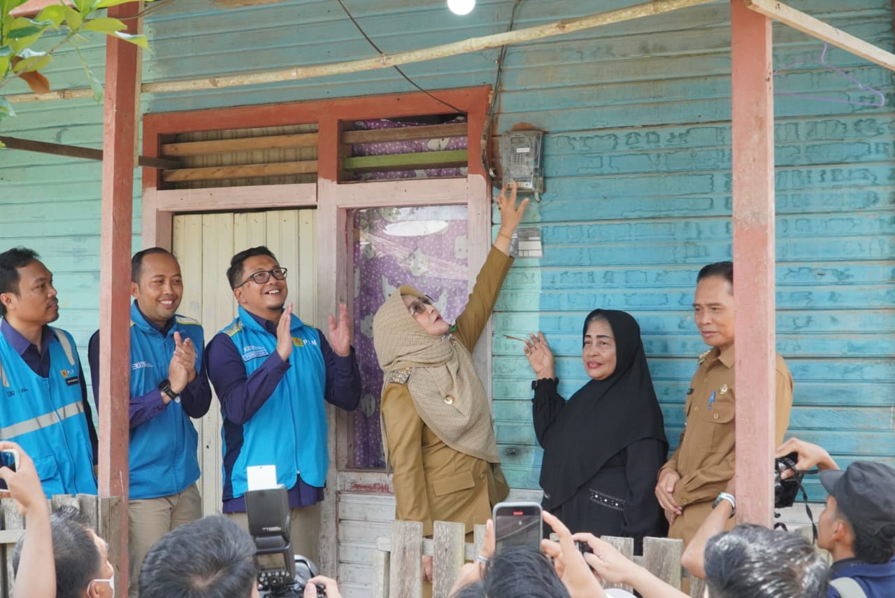 Bupati Berau, Sri Juniarsih menekan meteran kWh Program Light Up The Dreams di salah satu rumah keluarga prasejahtera di Sungai Buntu Limunjan, Kecamatan Sambaliung, Selasa (21/10/2025) pagi.