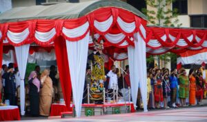 Bupati Berau, Sri Juniarsih, memimpin Upacara pada peringatan Hari Sumpah Pemuda ke-97 Tahun 2025 di halaman Kantor Bupati, Selasa (28/10/2025).