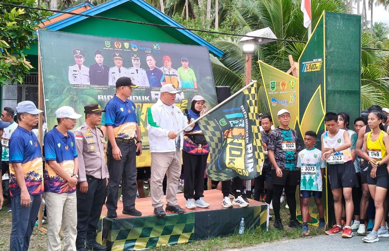 Wakil Bupati Berau, Gamalis, memulai start Run 10K Bidukbiduk 2025, Minggu (2/11/2025).
