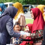 Bupati Berau, Sri Juniarsih, menyerahkan tali asih dan bingkisan secara simbolis kepada delapan orang janda veteran saat peringatan Hari Pahlawan di halaman Kantor Bupati, Senin (10/11/2025).