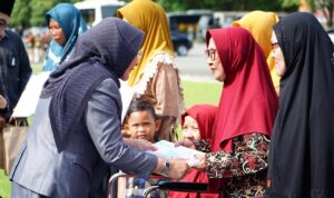 HARI PAHLAWAN Bupati Berau, Sri Juniarsih, menyerahkan tali asih dan bingkisan secara simbolis kepada delapan orang janda veteran saat peringatan Hari Pahlawan di halaman Kantor Bupati, Senin (10/11/2025).