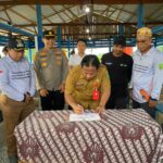 Sekretaris Kabupaten Berau, Muhammad Said, meresmikan Program Budidaya Ikan Tawar di Kampung Biatan Ilir, Senin (10/11/2025).