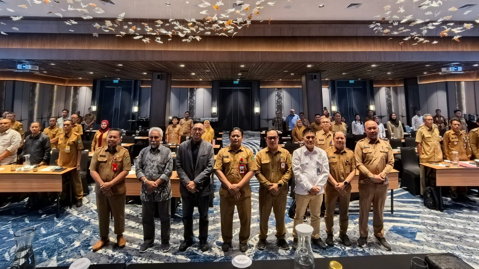 Sekretaris Kabupaten Berau, Muhammad Said, bersama para peserta sosialisasi dokumen IAD dan pembagian peran tim Pokja Perhutanan Sosial di Ballroom Hotel Mercure, Selasa (11/11/2025).