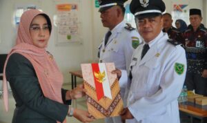 Bupati Berau, Sri Juniarsih, melantik Ary Gunawan sebagai Penjabat Kepala Kampung Bidukbiduk dan M Ambi sebagai Penjabat Kepala Kampung Long Suluy di Ruang RPJPD Bapelitbang, Kamis (20/11/2025).