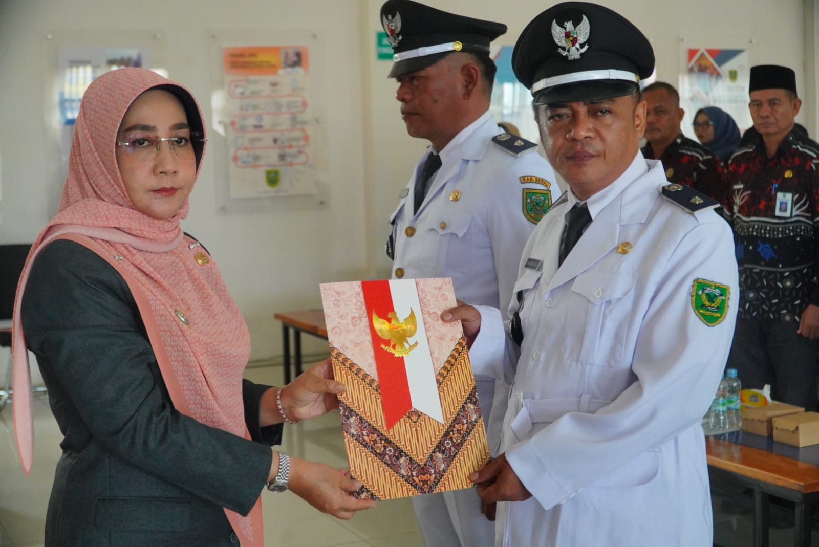Bupati Berau, Sri Juniarsih, melantik Ary Gunawan sebagai Penjabat Kepala Kampung Bidukbiduk dan M Ambi sebagai Penjabat Kepala Kampung Long Suluy di Ruang RPJPD Bapelitbang, Kamis (20/11/2025).