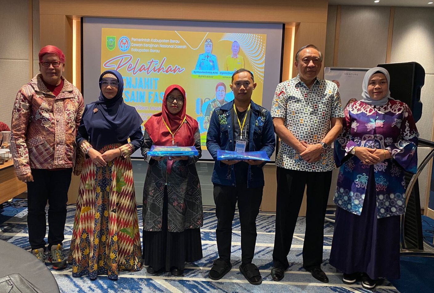 Bupati Berau, Sri Juniarsih, menghadiri pembukaan Pelatihan Menjahit Fashion dan Desain 2025 yang digelar Dekranasda Berau di Ruang Sangalaki Lantai 3 Hotel Mercure, Sabtu (22/11/2025).