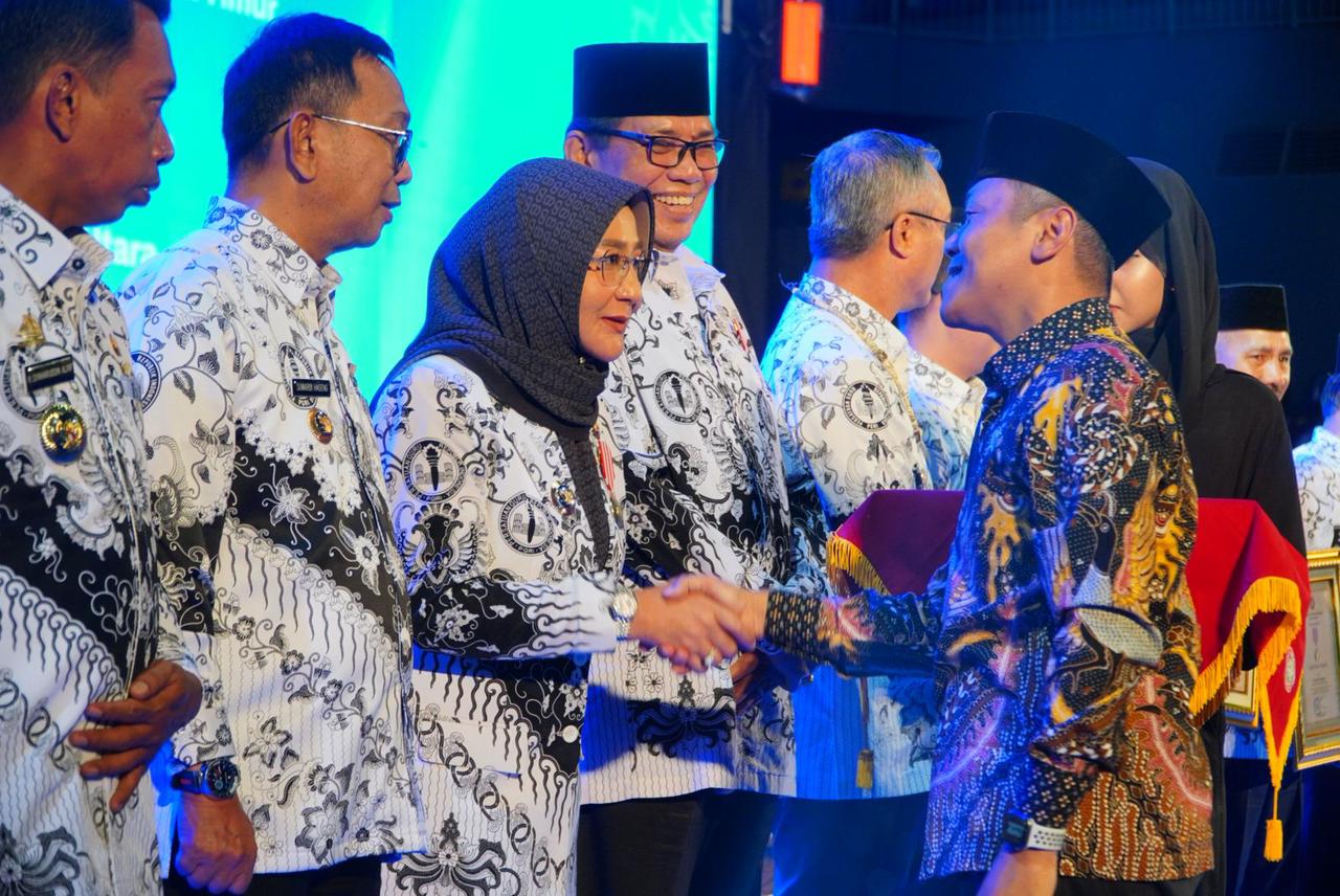 Bupati Berau, Sri Juniarsih, menerima penghargaan Dwija Praja Nugraha pada Puncak Peringatan HUT ke-80 PGRI di Britama Arena Kelapa Gading, Jakarta, Sabtu (29/11/2025).