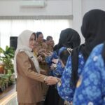 PPPK Bupati Berau, Sri Juniarsih, menyalami PPPK yang baru saja menerima SK pengangkatan di ruang Rapat RPJPD Bapelitbang, Senin (1/12/2025).