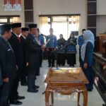 Bupati Berau, Sri Juniarsih, melantik sekaligus mengambil sumpah/janji Pejabat Pimpinan Tinggi Pratama dan Jabatan Administrator di Ruang Rapat Sangalaki, Kantor Bupati Berau, Selasa (2/12/2025).