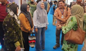 Bupati Berau, Sri Juniarsih, saat mengunjungi pameran di Trade Expo Indonesia di ICE BSD Tangerang, Jumat (17/10/2025). (Istimewa)