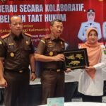 Bupati Berau, Sri Juniarsih, bersama Kepala Kejaksaan Tinggi Kalimantan Timur, Supardi, saat Seminar Membangun Berau Secara Kolaboratif, Akuntabel, dan Taat Hukum di Ballroom Hotel Mercure, Rabu (22/10/2025).