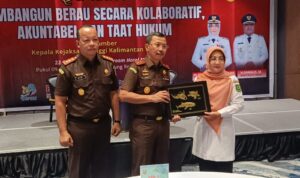 Bupati Berau, Sri Juniarsih, bersama Kepala Kejaksaan Tinggi Kalimantan Timur, Supardi, saat Seminar Membangun Berau Secara Kolaboratif, Akuntabel, dan Taat Hukum di Ballroom Hotel Mercure, Rabu (22/10/2025).