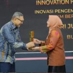 Bupati Berau, Sri Juniarsih, menerima penghargaan Innovation for Public Leader pada malam anugerah Inovasi Membangun Negeri 2025 di studio TvOne, The Convergence Indonesia, Jakarta, Jumat malam (7/11/2025).