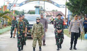 Bupati Berau, Sri Juniarsih, menghadiri penutupan TMMD ke-126 di Lapangan Sepak Bola Kampung Labanan Makmur, Kecamatan Teluk Bayur, Kamis (6/11/2025).