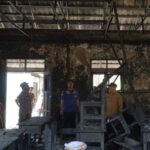 Wakil Bupati Berau, Gamalis, meninjau kondisi terkini SMPN 1 Segah yang terbakar, Senin (13/10/2025). (Prokopim)