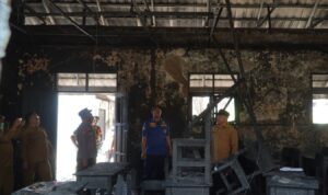 Wakil Bupati Berau, Gamalis, meninjau kondisi terkini SMPN 1 Segah yang terbakar, Senin (13/10/2025). (Prokopim)