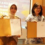YKAN Bupati Berau, Sri Juniarsih, dan Direktur Eksekutif YKAN, Herlina Hartanto, menunjukkan dokumen penandatanganan kerja sama di Hotel Mercure, Senin(13/10/2025). (Prokopim)