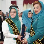 Bupati Berau Sri Juniarsih dilantik sebagai Bunda Literasi Berau oleh Bunda Literasi Kaltim Syarifah Suraidah Harum di Pendopo Odah Etam, Kantor Gubernur Kaltim, Minggu (19/10/2025). (Prokopim)