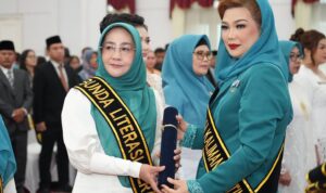 Bupati Berau Sri Juniarsih dilantik sebagai Bunda Literasi Berau oleh Bunda Literasi Kaltim Syarifah Suraidah Harum di Pendopo Odah Etam, Kantor Gubernur Kaltim, Minggu (19/10/2025). (Prokopim)
