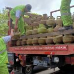 LPG 3 KG Kendaraan truk sedang melakukan bongkar muat tabung gas LPG 3 kilogram di Berau.