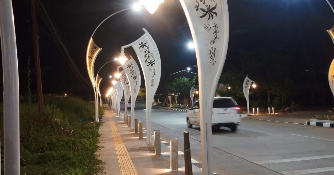 Lampu penerangan jalan di Jalan pangeran Diponegoro, Tanjung Redeb, Berau.