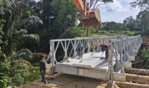 Jembatan Bailey penghubung Kampung Mapulu dan Panaan, Kecamatan Kelay, sudah dapat digunakan oleh pejalan kaki dan pengendara roda dua. (IST)