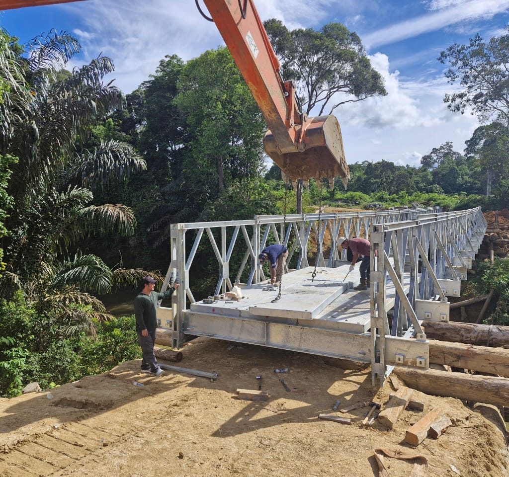 Jembatan Bailey penghubung Kampung Mapulu dan Panaan, Kecamatan Kelay, sudah dapat digunakan oleh pejalan kaki dan pengendara roda dua. (IST)