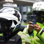 ETLE Ilustrasi penggunaan ETLE Mobile Handheld oleh kepolisian.