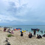 Wisatawan menikmati pantai di Pulau Derawan saat libur Lebaran 2026.