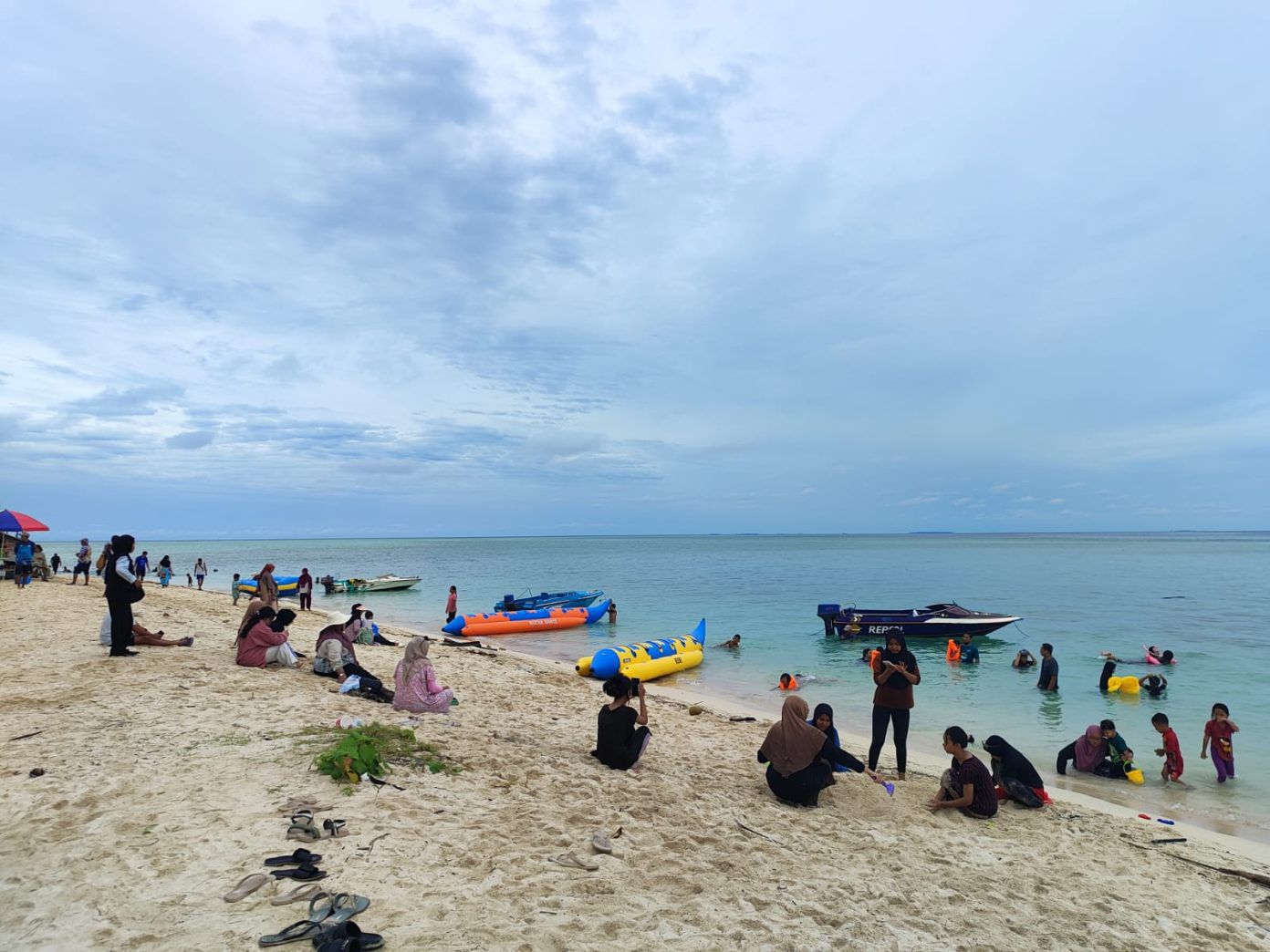 Wisatawan menikmati pantai di Pulau Derawan saat libur Lebaran 2026.