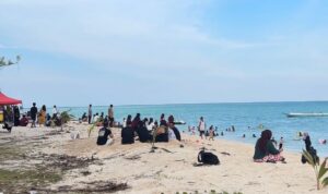 Wisatawan saat berlibur di Pulau Derawan, Berau.