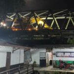 Alat berat yang tersangkut di Jembatan Gunung Tabur, Selasa (7/4/2026) dini hari.