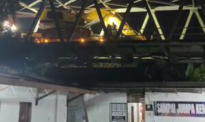 Alat berat yang tersangkut di Jembatan Gunung Tabur, Selasa (7/4/2026) dini hari.