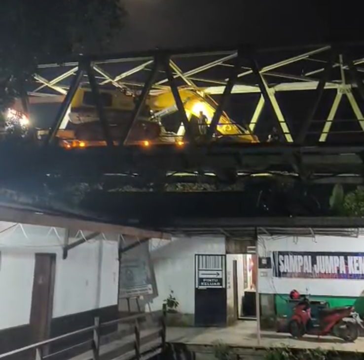 Alat berat yang tersangkut di Jembatan Gunung Tabur, Selasa (7/4/2026) dini hari.